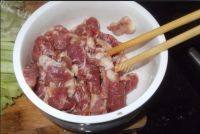 家常菜芹菜炒肉片做法图解2)