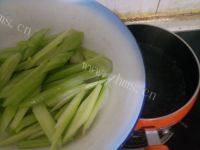 香脆的芹菜拌花生米做法图解3)