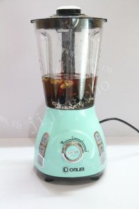 美味的核桃黑芝麻糊做法图解3)