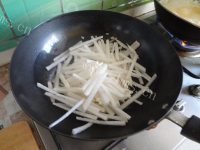 好吃的香菇腐竹炒白萝卜做法图解4)