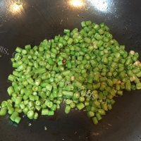 油而不腻的橄榄菜炒豆角做法图解4)