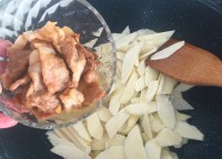 家常菜茭白炒肉片做法图解9)