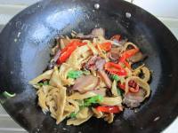 炒菜腊肉炒面筋做法图解11)