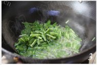 好吃的韭菜炒蚕豆做法图解3)