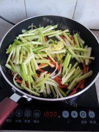 诱人的芹菜肉丝做法图解7)