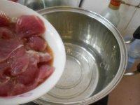 丝瓜瘦肉汤做法图解3)