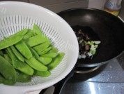 腊肉炒荷兰豆做法图解3)