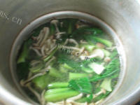 美味的蟹味菇青菜乌鸡汤做法图解9)