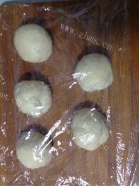 自制豆沙卷面包做法图解4)
