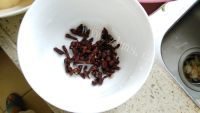 美味的莲藕玉米排骨汤做法图解5)