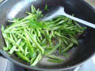 香喷喷的青椒炒腊肉做法图解3)