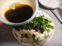 色泽鲜亮的皮蛋豆腐做法图解10)