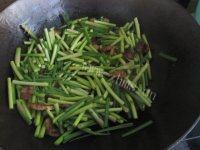 美美厨房之蒜苔炒肉做法图解8)