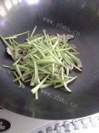 家常菜菜梗炒肉做法图解4)