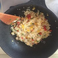 家常三色椒蛋炒饭做法图解4)