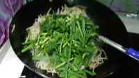 营养丰富的韭菜炒豆芽做法图解4)