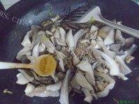 美味的韭菜炒蘑菇做法图解8)