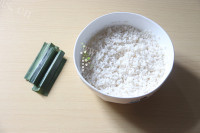 简单的电饭锅版芒果糯米饭做法图解3)