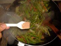 鲜甜芹菜炒肉片做法图解8)