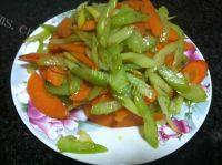 芹菜炒胡萝卜自制