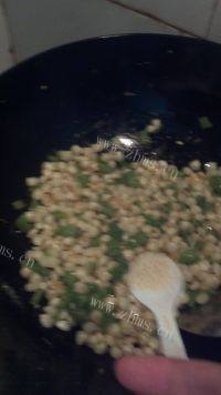 家常菜玉米炒青椒做法图解9)