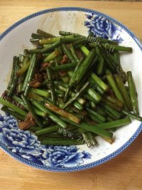 诱人的蒜苔炒肉做法图解3)