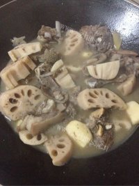 美味的莲藕焖羊肉做法图解12)