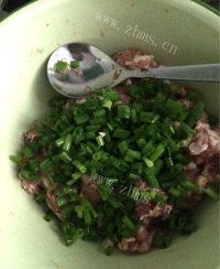 美味的酱肉包子做法图解8)
