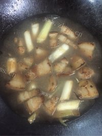 绝色红曲焖红烧肉做法图解6)