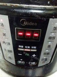 滋补的胡萝卜山药排骨汤做法图解3)
