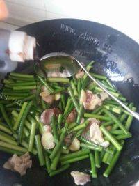 家常菜蒜薹炒肉做法图解6)