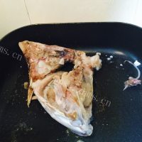 美味的番茄鱼头汤做法图解4)