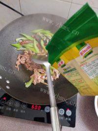 清爽的西芹炒肉做法图解7)