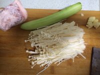 家常菜黄瓜炒金针菇做法图解1)