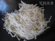 美味的萝卜粉丝汤做法图解6)