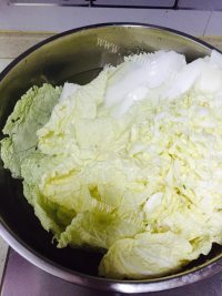 自制白菜猪肉水饺做法图解2)