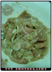 美味的金菇五彩豆腐牛肉煲做法图解6)