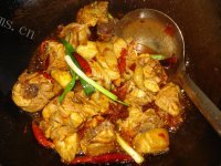 下饭的辣子鸡块炖小土豆做法图解9)