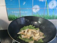 美味的芹菜炒鱼饼做法图解7)