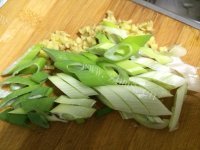 美味的蒜薹炒羊肉片做法图解3)