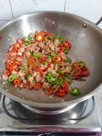 美味的双椒炒肉碎做法图解6)