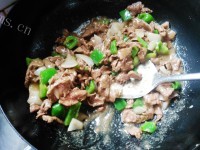 营养丰富的青椒炒牛肉做法图解4)