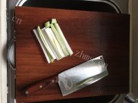 美味的芹菜猪肉馅饺子做法图解7)
