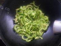 家常菜干煸苦瓜做法图解3)