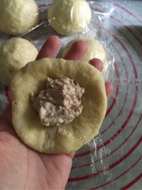 自制吞拿鱼沙拉面包做法图解8)