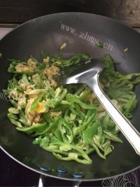 美味的青椒炒鸡蛋做法图解7)