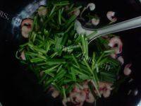 自己做的河虾炒韭菜做法图解6)