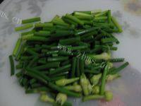 蒜苔炒鸡蛋做法图解2)
