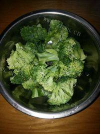 自制西兰花炒木耳做法图解2)