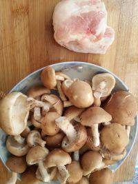香菇炒肉做法图解1)
